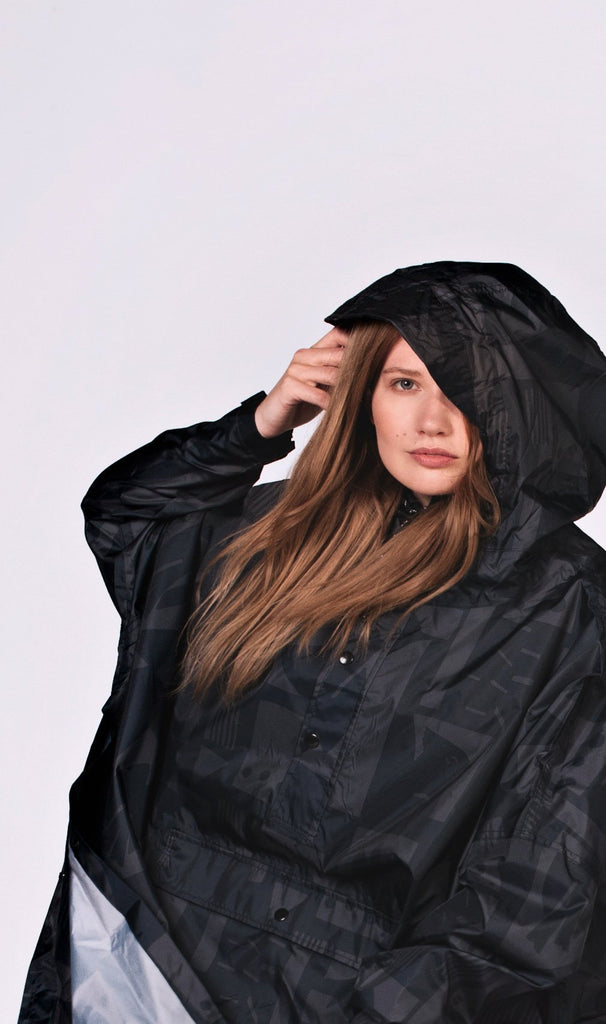 Back to Black Art Camo Poncho, Regnponcho - Rainkiss - glott.no