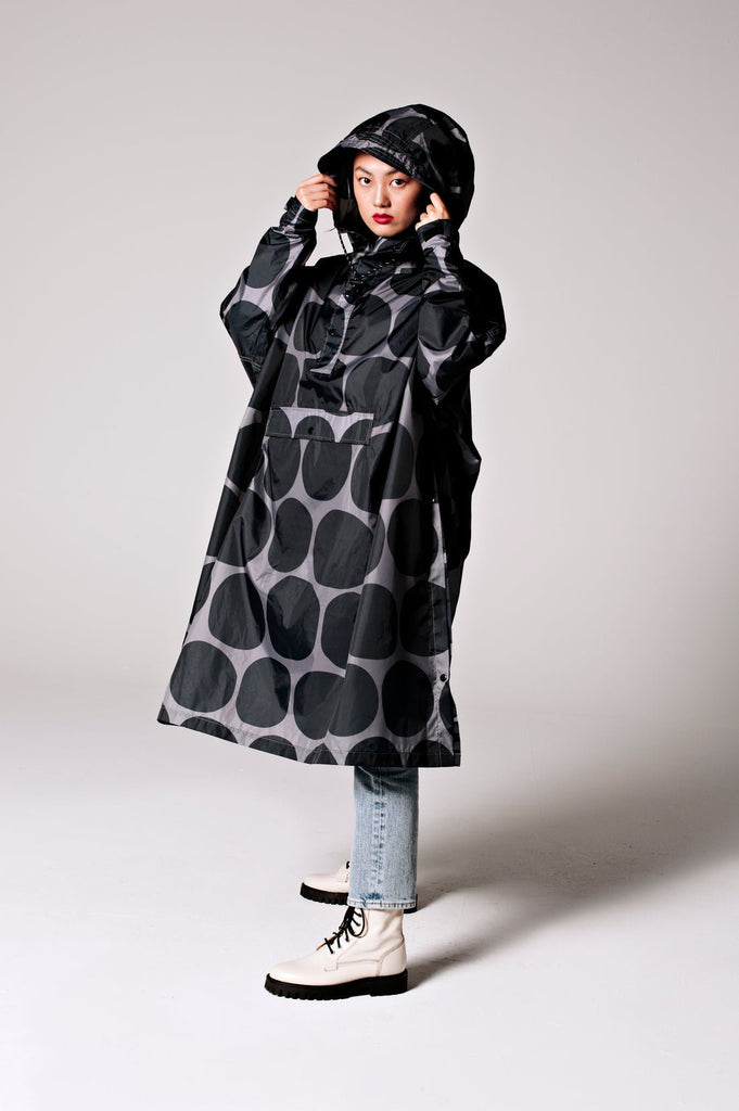 Black Polka Poncho, Regnponcho - Rainkiss - glott.no